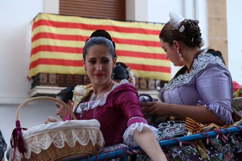 La segona cavalcada de carrosses de les Fogueres de Xàbia discorre amb molt de colorit i ambient La segona cavalcada de carrosses de les Fogueres de Xàbia discorre amb molt de colorit i ambient