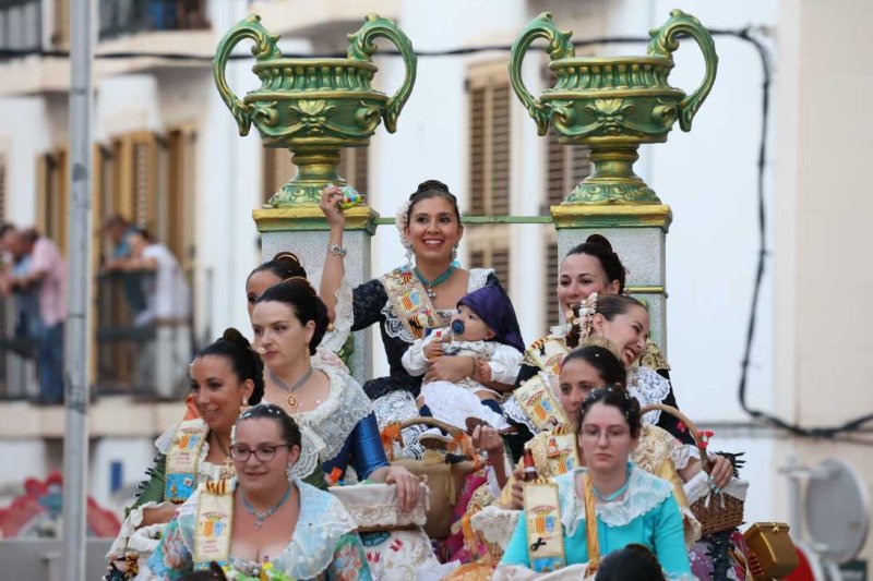 La segona cavalcada de carrosses de les Fogueres de Xàbia discorre amb molt de colorit i ambient La segona cavalcada de carrosses de les Fogueres de Xàbia discorre amb molt de colorit i ambient