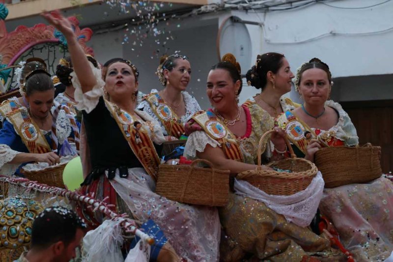 La segona cavalcada de carrosses de les Fogueres de Xàbia discorre amb molt de colorit i ambient La segona cavalcada de carrosses de les Fogueres de Xàbia discorre amb molt de colorit i ambient