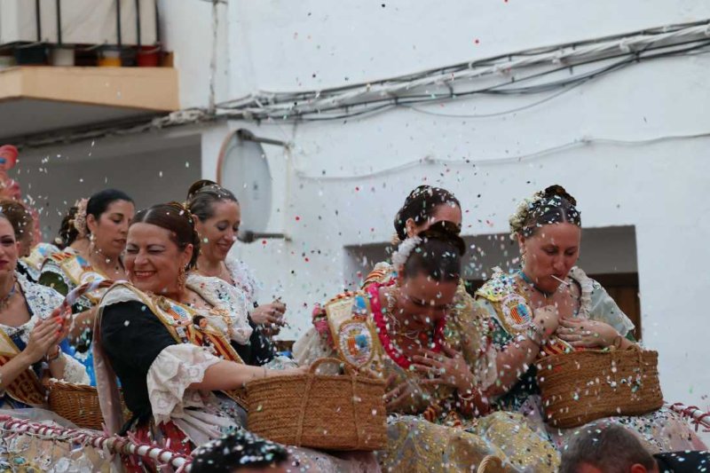 La segona cavalcada de carrosses de les Fogueres de Xàbia discorre amb molt de colorit i ambient La segona cavalcada de carrosses de les Fogueres de Xàbia discorre amb molt de colorit i ambient