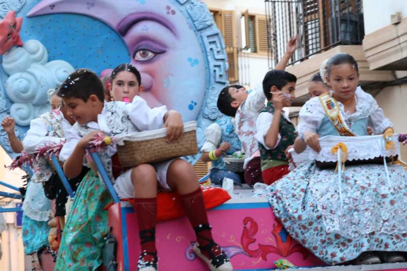La segona cavalcada de carrosses de les Fogueres de Xàbia discorre amb molt de colorit i ambient La segona cavalcada de carrosses de les Fogueres de Xàbia discorre amb molt de colorit i ambient