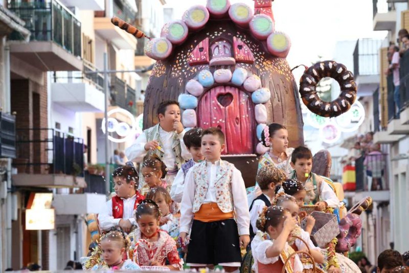 La segona cavalcada de carrosses de les Fogueres de Xàbia discorre amb molt de colorit i ambient La segona cavalcada de carrosses de les Fogueres de Xàbia discorre amb molt de colorit i ambient