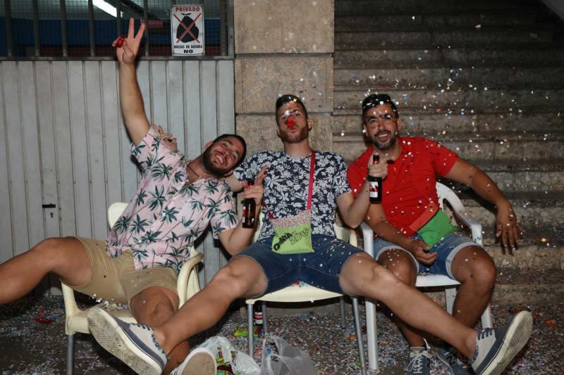 La segona cavalcada de carrosses de les Fogueres de Xàbia discorre amb molt de colorit i ambient La segona cavalcada de carrosses de les Fogueres de Xàbia discorre amb molt de colorit i ambient