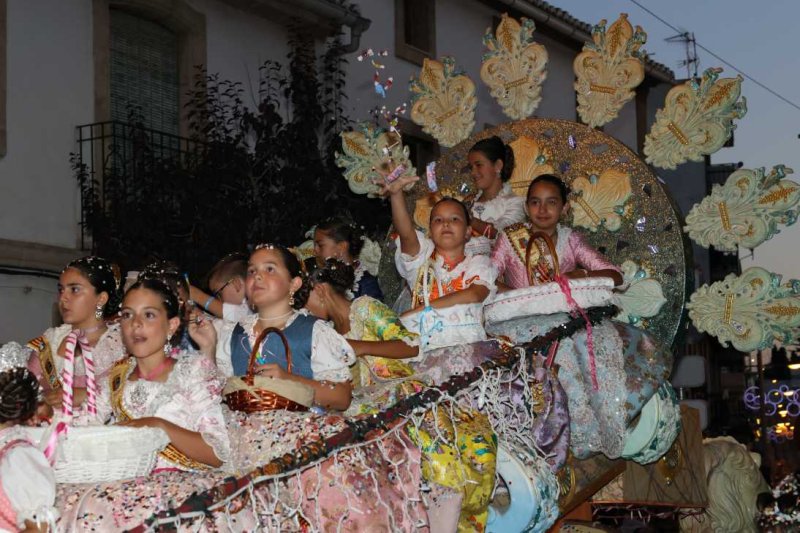 La segona cavalcada de carrosses de les Fogueres de Xàbia discorre amb molt de colorit i ambient La segona cavalcada de carrosses de les Fogueres de Xàbia discorre amb molt de colorit i ambient