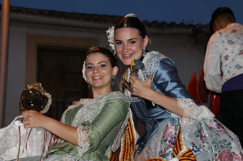 La segona cavalcada de carrosses de les Fogueres de Xàbia discorre amb molt de colorit i ambient La segona cavalcada de carrosses de les Fogueres de Xàbia discorre amb molt de colorit i ambient