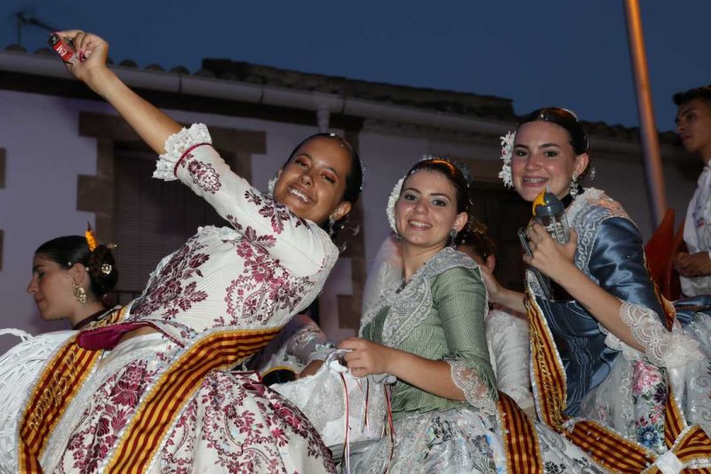La segona cavalcada de carrosses de les Fogueres de Xàbia discorre amb molt de colorit i ambient La segona cavalcada de carrosses de les Fogueres de Xàbia discorre amb molt de colorit i ambient
