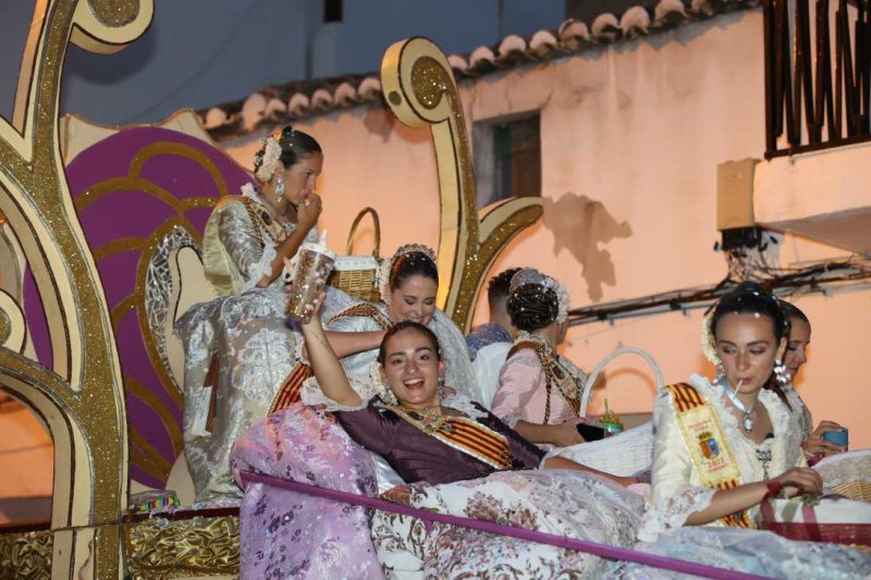 La segona cavalcada de carrosses de les Fogueres de Xàbia discorre amb molt de colorit i ambient La segona cavalcada de carrosses de les Fogueres de Xàbia discorre amb molt de colorit i ambient