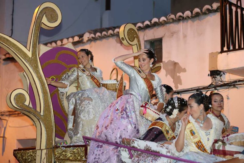 La segona cavalcada de carrosses de les Fogueres de Xàbia discorre amb molt de colorit i ambient La segona cavalcada de carrosses de les Fogueres de Xàbia discorre amb molt de colorit i ambient