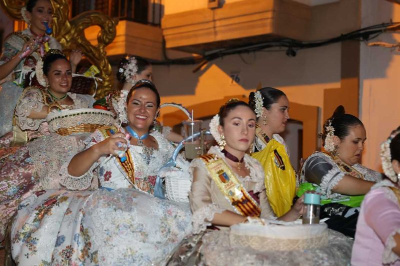 La segona cavalcada de carrosses de les Fogueres de Xàbia discorre amb molt de colorit i ambient La segona cavalcada de carrosses de les Fogueres de Xàbia discorre amb molt de colorit i ambient
