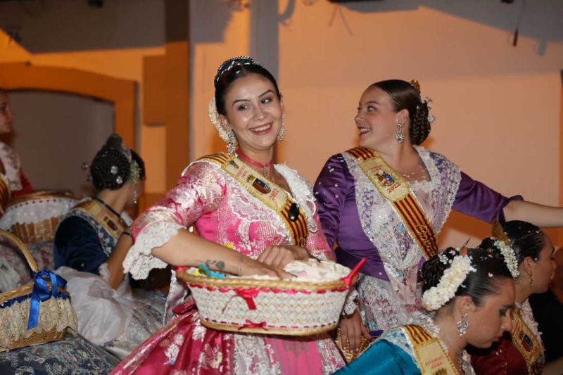 La segona cavalcada de carrosses de les Fogueres de Xàbia discorre amb molt de colorit i ambient La segona cavalcada de carrosses de les Fogueres de Xàbia discorre amb molt de colorit i ambient