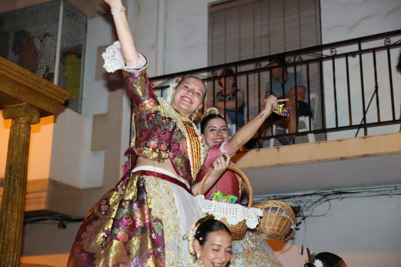 La segona cavalcada de carrosses de les Fogueres de Xàbia discorre amb molt de colorit i ambient La segona cavalcada de carrosses de les Fogueres de Xàbia discorre amb molt de colorit i ambient