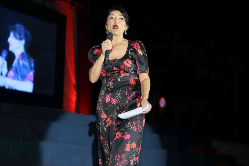 Fogueres de Xàbia proclama a la regina de 2022 Olivia Clemente entre trastos vells Fogueres de Xàbia proclama a la regina de 2022 Olivia Clemente entre trastos vells