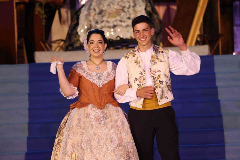 Fogueres de Xàbia proclama a la regina de 2022 Olivia Clemente entre trastos vells Fogueres de Xàbia proclama a la regina de 2022 Olivia Clemente entre trastos vells