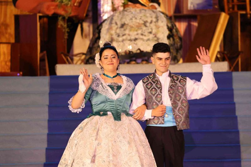 Fogueres de Xàbia proclama a la regina de 2022 Olivia Clemente entre trastos vells Fogueres de Xàbia proclama a la regina de 2022 Olivia Clemente entre trastos vells