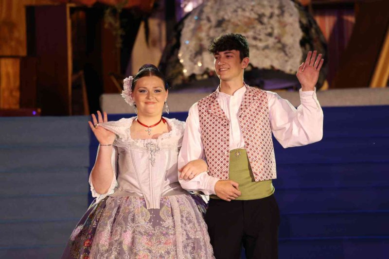 Fogueres de Xàbia proclama a la regina de 2022 Olivia Clemente entre trastos vells Fogueres de Xàbia proclama a la regina de 2022 Olivia Clemente entre trastos vells