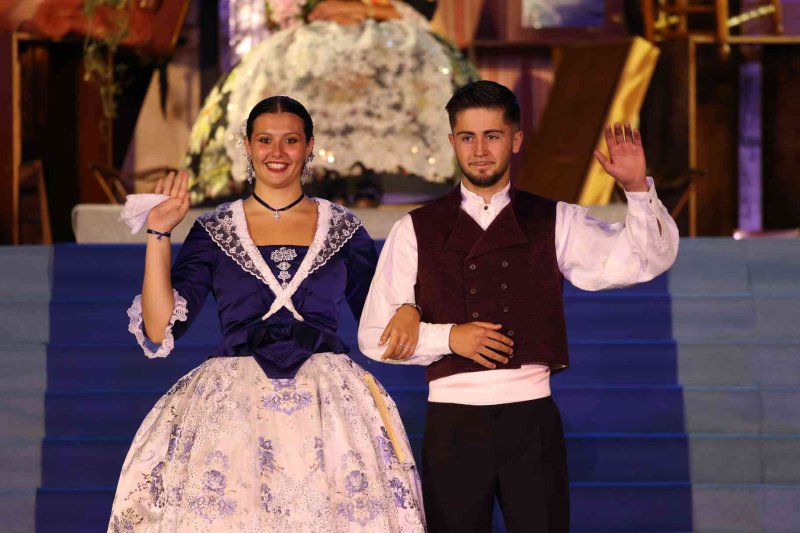 Fogueres de Xàbia proclama a la regina de 2022 Olivia Clemente entre trastos vells Fogueres de Xàbia proclama a la regina de 2022 Olivia Clemente entre trastos vells