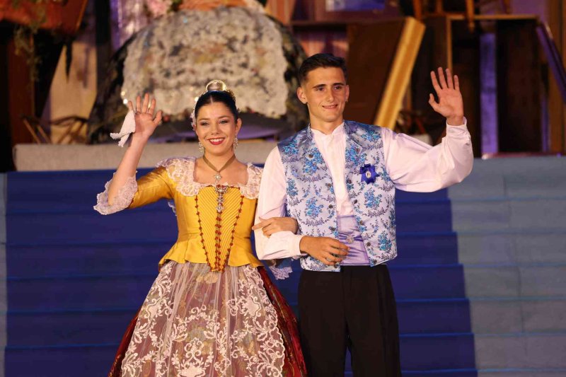 Fogueres de Xàbia proclama a la regina de 2022 Olivia Clemente entre trastos vells Fogueres de Xàbia proclama a la regina de 2022 Olivia Clemente entre trastos vells