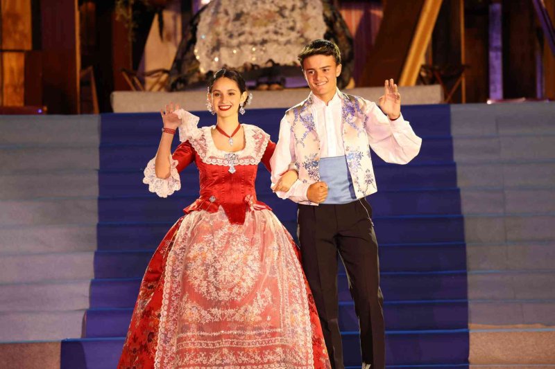 Fogueres de Xàbia proclama a la regina de 2022 Olivia Clemente entre trastos vells Fogueres de Xàbia proclama a la regina de 2022 Olivia Clemente entre trastos vells