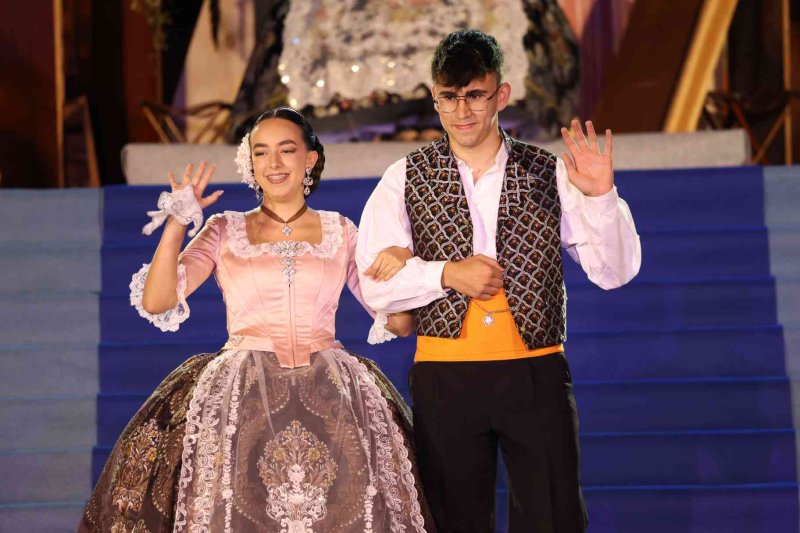 Fogueres de Xàbia proclama a la regina de 2022 Olivia Clemente entre trastos vells Fogueres de Xàbia proclama a la regina de 2022 Olivia Clemente entre trastos vells