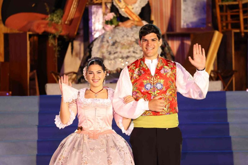 Fogueres de Xàbia proclama a la regina de 2022 Olivia Clemente entre trastos vells Fogueres de Xàbia proclama a la regina de 2022 Olivia Clemente entre trastos vells