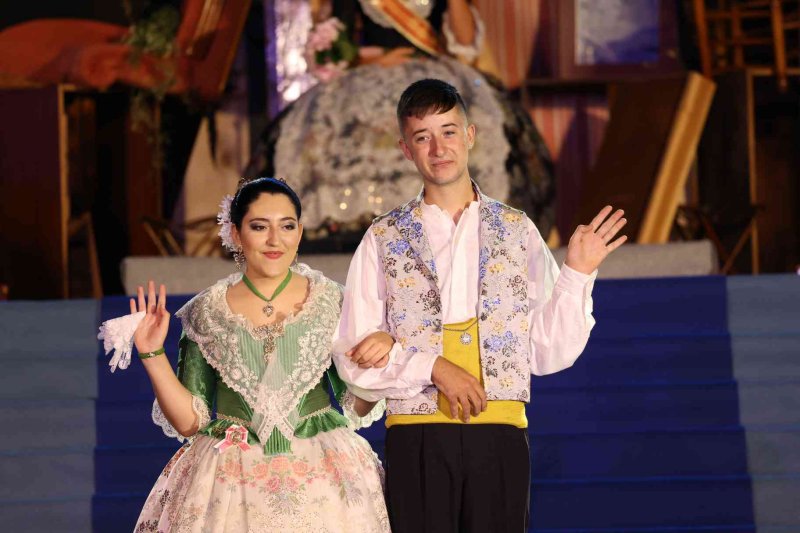 Fogueres de Xàbia proclama a la regina de 2022 Olivia Clemente entre trastos vells Fogueres de Xàbia proclama a la regina de 2022 Olivia Clemente entre trastos vells