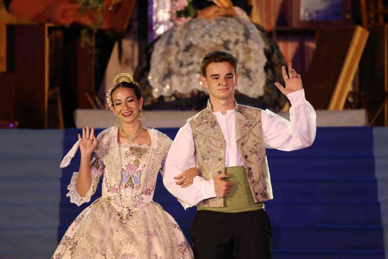 Fogueres de Xàbia proclama a la regina de 2022 Olivia Clemente entre trastos vells Fogueres de Xàbia proclama a la regina de 2022 Olivia Clemente entre trastos vells