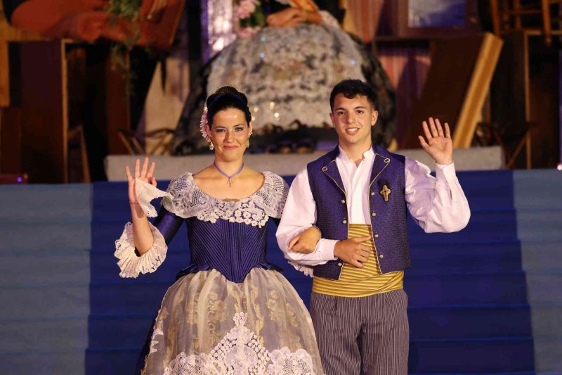 Fogueres de Xàbia proclama a la regina de 2022 Olivia Clemente entre trastos vells Fogueres de Xàbia proclama a la regina de 2022 Olivia Clemente entre trastos vells