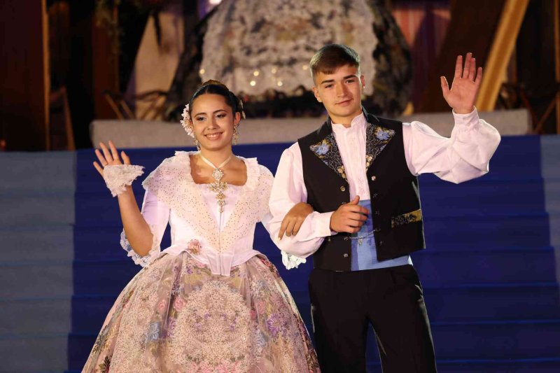 Fogueres de Xàbia proclama a la regina de 2022 Olivia Clemente entre trastos vells Fogueres de Xàbia proclama a la regina de 2022 Olivia Clemente entre trastos vells