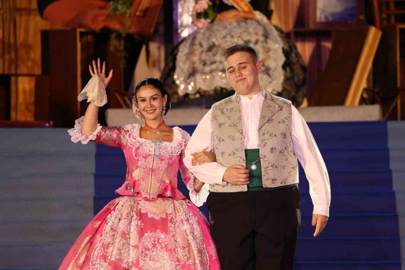 Fogueres de Xàbia proclama a la regina de 2022 Olivia Clemente entre trastos vells Fogueres de Xàbia proclama a la regina de 2022 Olivia Clemente entre trastos vells