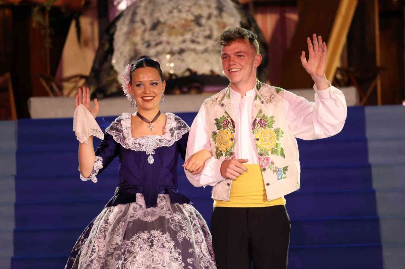 Fogueres de Xàbia proclama a la regina de 2022 Olivia Clemente entre trastos vells Fogueres de Xàbia proclama a la regina de 2022 Olivia Clemente entre trastos vells