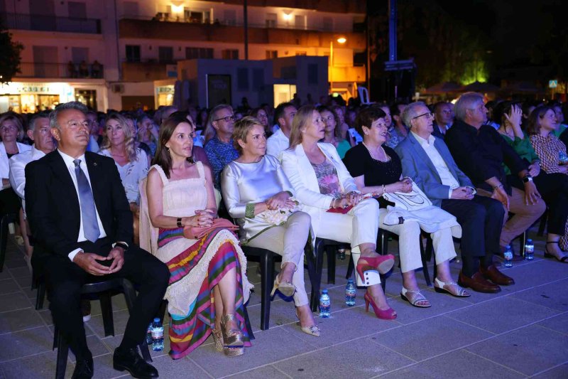 Fogueres de Xàbia proclama a la regina de 2022 Olivia Clemente entre trastos vells Fogueres de Xàbia proclama a la regina de 2022 Olivia Clemente entre trastos vells