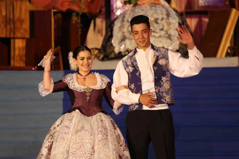 Fogueres de Xàbia proclama a la regina de 2022 Olivia Clemente entre trastos vells Fogueres de Xàbia proclama a la regina de 2022 Olivia Clemente entre trastos vells