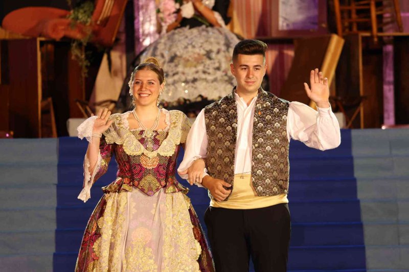 Fogueres de Xàbia proclama a la regina de 2022 Olivia Clemente entre trastos vells Fogueres de Xàbia proclama a la regina de 2022 Olivia Clemente entre trastos vells