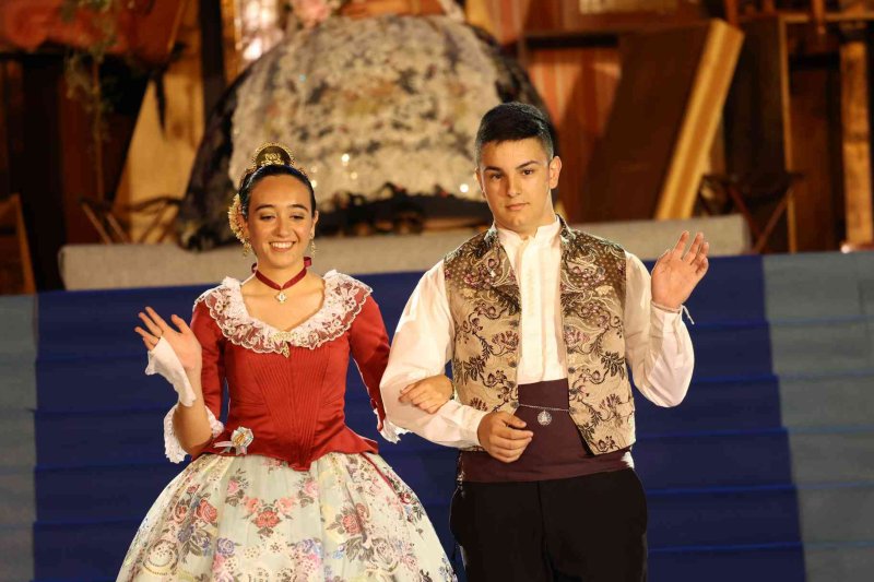 Fogueres de Xàbia proclama a la regina de 2022 Olivia Clemente entre trastos vells Fogueres de Xàbia proclama a la regina de 2022 Olivia Clemente entre trastos vells