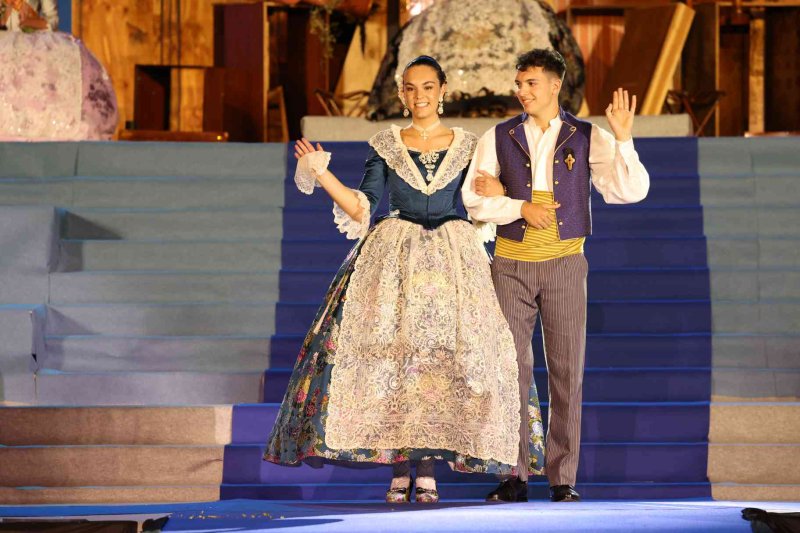 Fogueres de Xàbia proclama a la regina de 2022 Olivia Clemente entre trastos vells Fogueres de Xàbia proclama a la regina de 2022 Olivia Clemente entre trastos vells