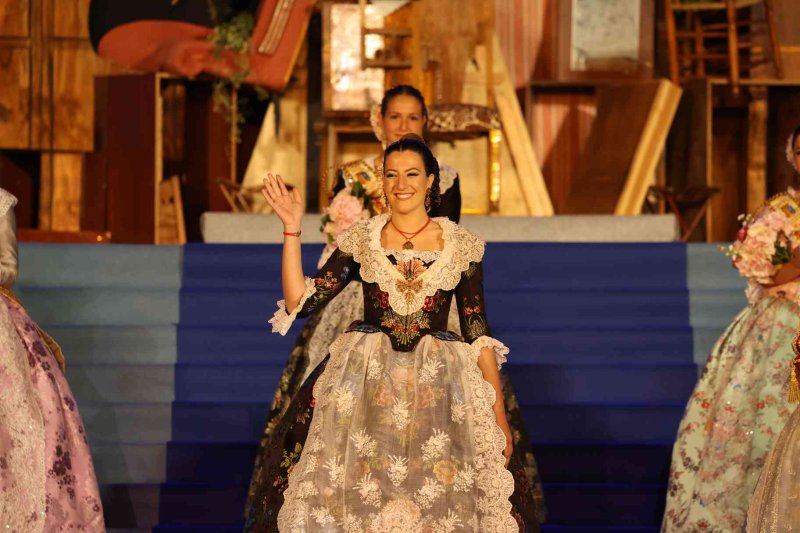 Fogueres de Xàbia proclama a la regina de 2022 Olivia Clemente entre trastos vells Fogueres de Xàbia proclama a la regina de 2022 Olivia Clemente entre trastos vells