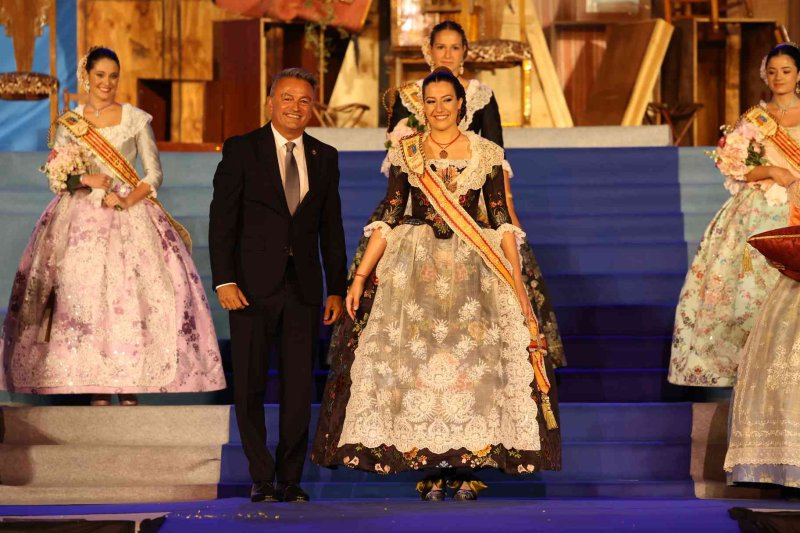 Fogueres de Xàbia proclama a la regina de 2022 Olivia Clemente entre trastos vells Fogueres de Xàbia proclama a la regina de 2022 Olivia Clemente entre trastos vells