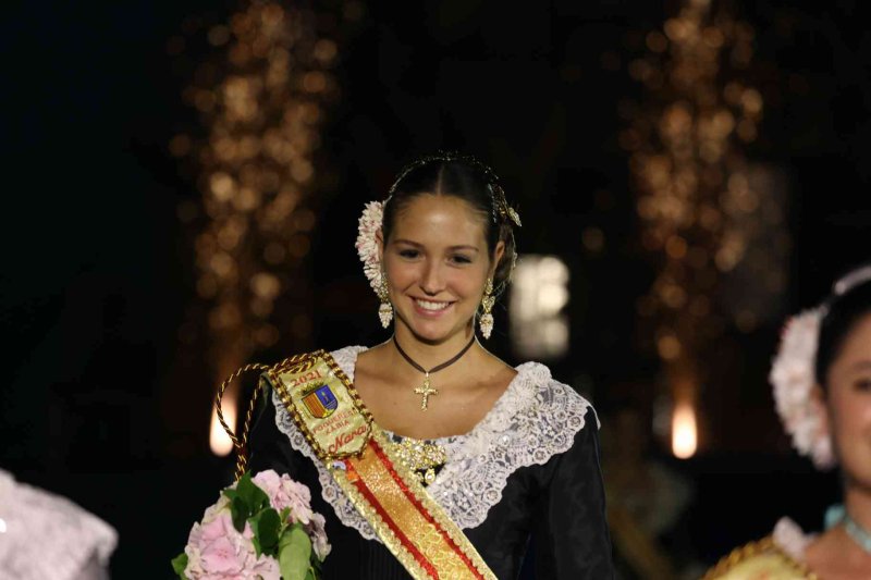 Fogueres de Xàbia proclama a la regina de 2022 Olivia Clemente entre trastos vells Fogueres de Xàbia proclama a la regina de 2022 Olivia Clemente entre trastos vells