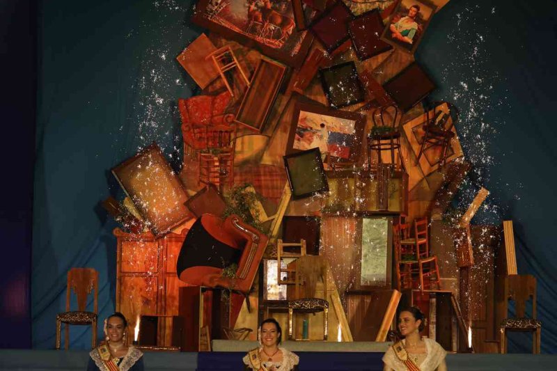 Fogueres de Xàbia proclama a la regina de 2022 Olivia Clemente entre trastos vells Fogueres de Xàbia proclama a la regina de 2022 Olivia Clemente entre trastos vells