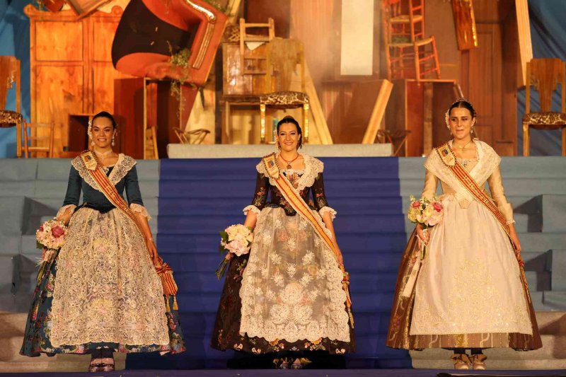 Fogueres de Xàbia proclama a la regina de 2022 Olivia Clemente entre trastos vells Fogueres de Xàbia proclama a la regina de 2022 Olivia Clemente entre trastos vells