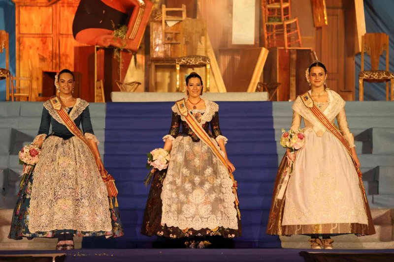 Fogueres de Xàbia proclama a la regina de 2022 Olivia Clemente entre trastos vells Fogueres de Xàbia proclama a la regina de 2022 Olivia Clemente entre trastos vells