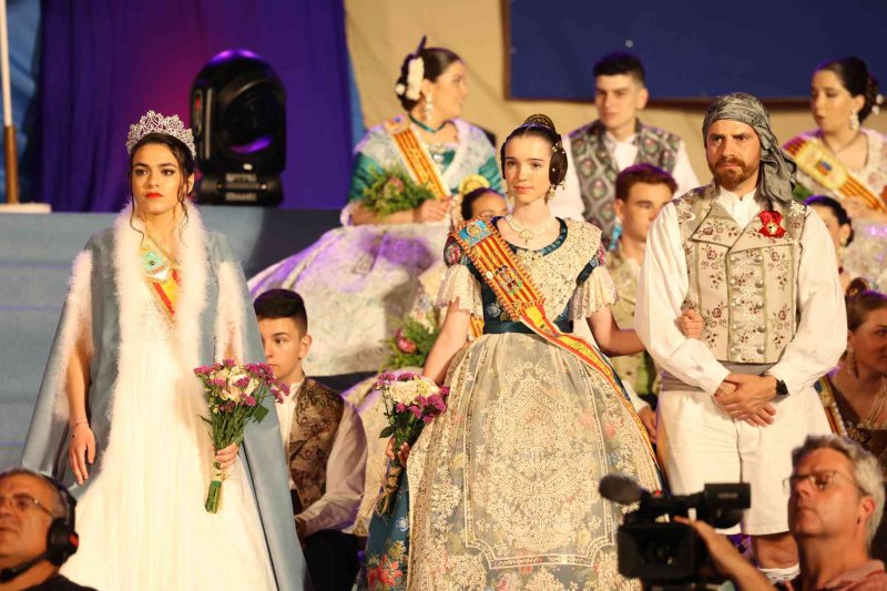 Fogueres de Xàbia proclama a la regina de 2022 Olivia Clemente entre trastos vells Fogueres de Xàbia proclama a la regina de 2022 Olivia Clemente entre trastos vells