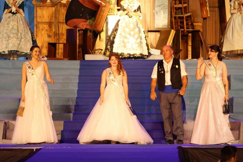 Fogueres de Xàbia proclama a la regina de 2022 Olivia Clemente entre trastos vells Fogueres de Xàbia proclama a la regina de 2022 Olivia Clemente entre trastos vells