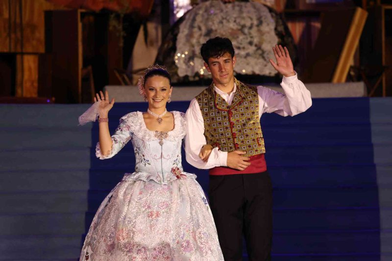 Fogueres de Xàbia proclama a la regina de 2022 Olivia Clemente entre trastos vells Fogueres de Xàbia proclama a la regina de 2022 Olivia Clemente entre trastos vells