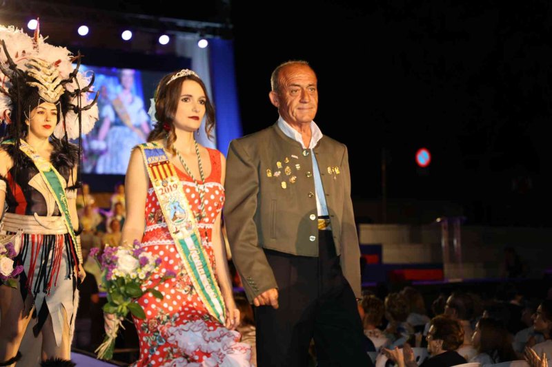 Fogueres de Xàbia proclama a la regina de 2022 Olivia Clemente entre trastos vells Fogueres de Xàbia proclama a la regina de 2022 Olivia Clemente entre trastos vells