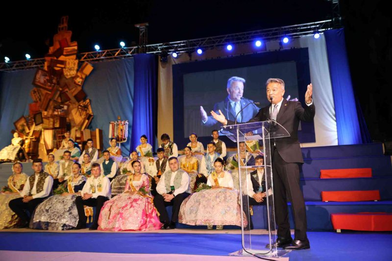 Fogueres de Xàbia proclama a la regina de 2022 Olivia Clemente entre trastos vells Fogueres de Xàbia proclama a la regina de 2022 Olivia Clemente entre trastos vells