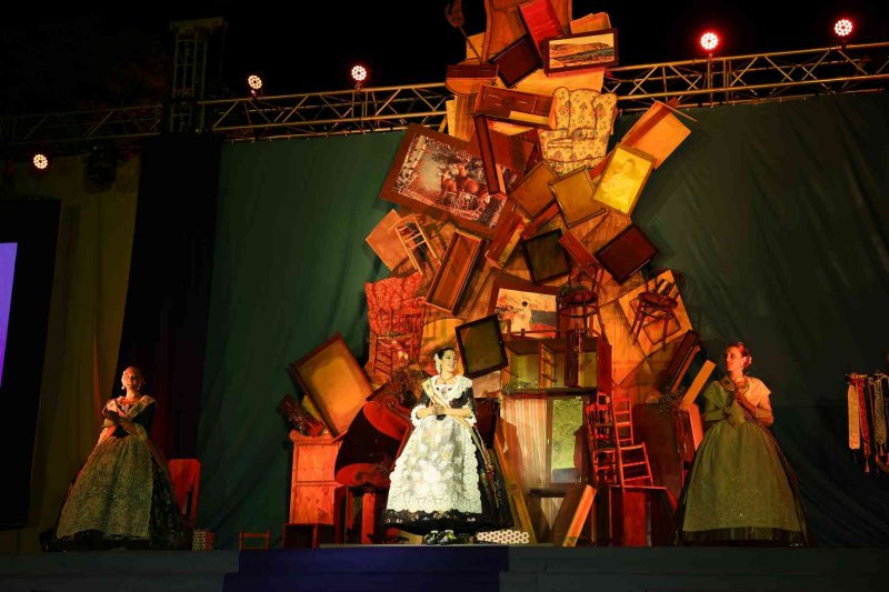 Fogueres de Xàbia proclama a la regina de 2022 Olivia Clemente entre trastos vells Fogueres de Xàbia proclama a la regina de 2022 Olivia Clemente entre trastos vells