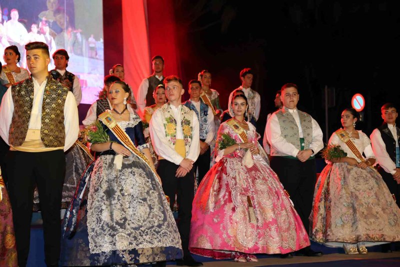 Fogueres de Xàbia proclama a la regina de 2022 Olivia Clemente entre trastos vells Fogueres de Xàbia proclama a la regina de 2022 Olivia Clemente entre trastos vells