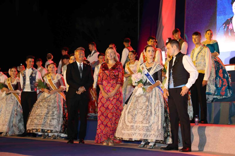 Fogueres de Xàbia proclama a la regina de 2022 Olivia Clemente entre trastos vells Fogueres de Xàbia proclama a la regina de 2022 Olivia Clemente entre trastos vells