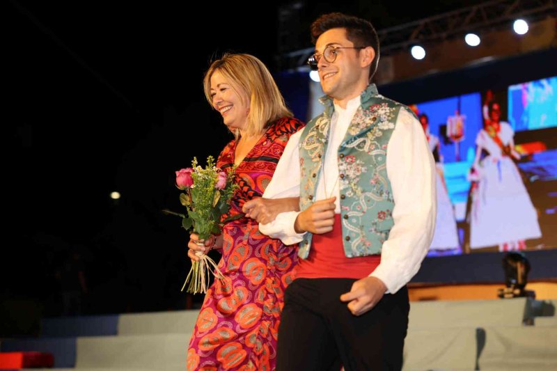 Fogueres de Xàbia proclama a la regina de 2022 Olivia Clemente entre trastos vells Fogueres de Xàbia proclama a la regina de 2022 Olivia Clemente entre trastos vells